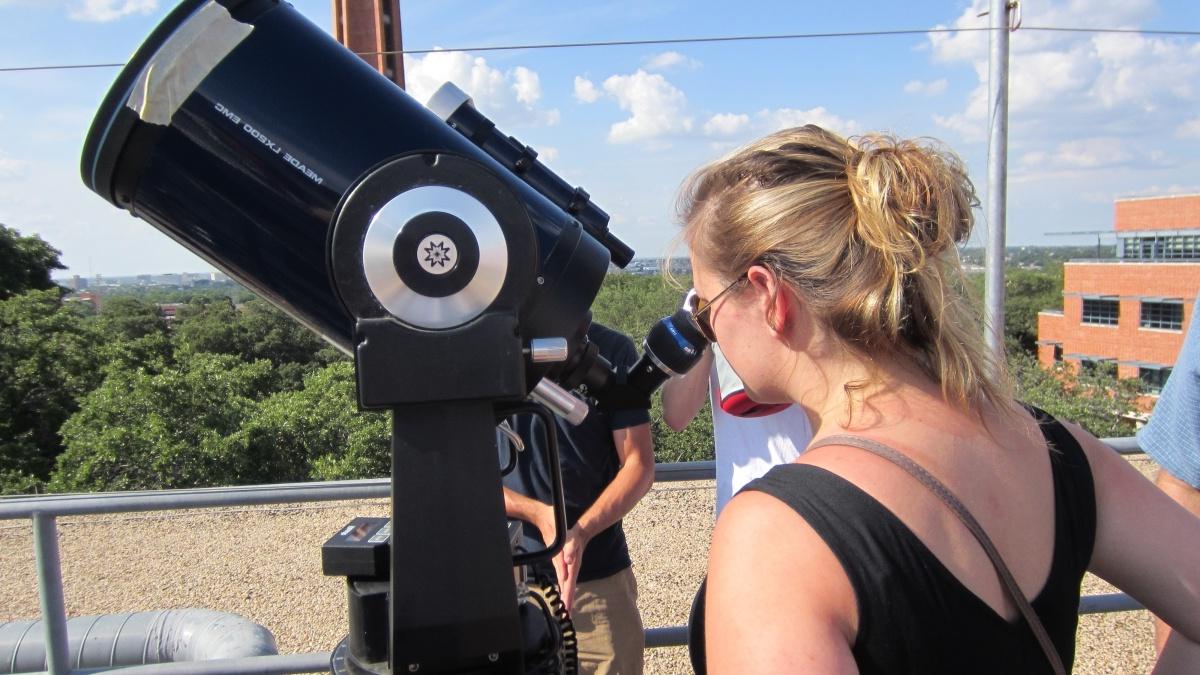 学生们通过望远镜观看